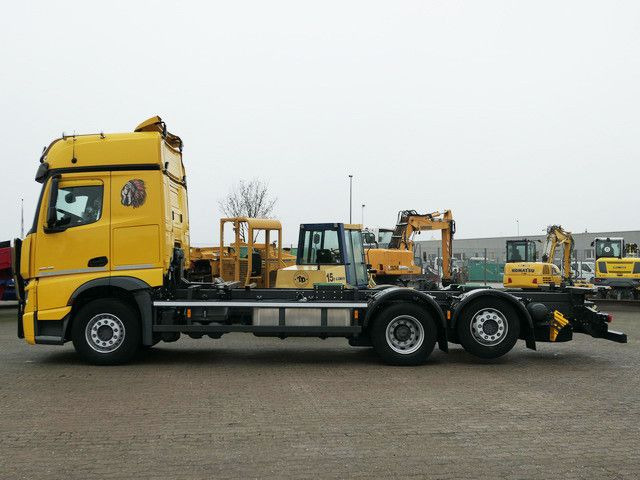 Mercedes-Benz 2546 L 6x2, MP4, 2x Schlafliege, Bullfänger, AC - Camião transportador de contêineres/ Caixa móvel: foto 2 Mercedes-Benz 2546 L 6x2, MP4, 2x Schlafliege, Bullfänger, AC - Camião transportador de contêineres/ Caixa móvel: foto 2