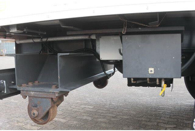 Sommer 2-Achser, elektr. Rolltor, BPW, 11.000mm lang - Semi-reboque furgão: foto 5 Sommer 2-Achser, elektr. Rolltor, BPW, 11.000mm lang - Semi-reboque furgão: foto 5