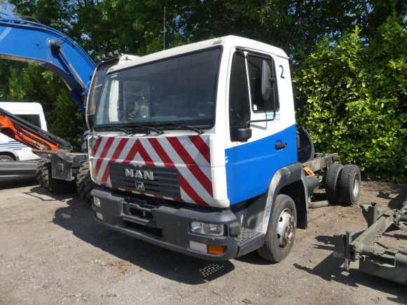 Camion (pour pièces) MAN L2000 (2004-183.392 km) - Camião chassi: foto 1 Camion (pour pièces) MAN L2000 (2004-183.392 km) - Camião chassi: foto 1