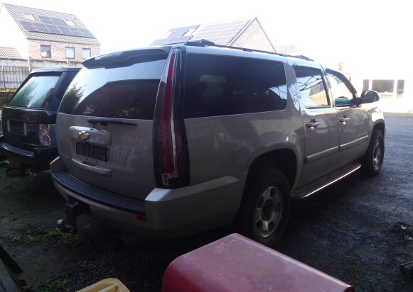 Voiture Chevrolet Suburban (2006-355.000 km) Numéro de châssis : 1GNFK16327J170092 - Kilométrage : 355000 - Carrinha cabine dupla: foto 3 Voiture Chevrolet Suburban (2006-355.000 km) Numéro de châssis : 1GNFK16327J170092 - Kilométrage : 355000 - Carrinha cabine dupla: foto 3