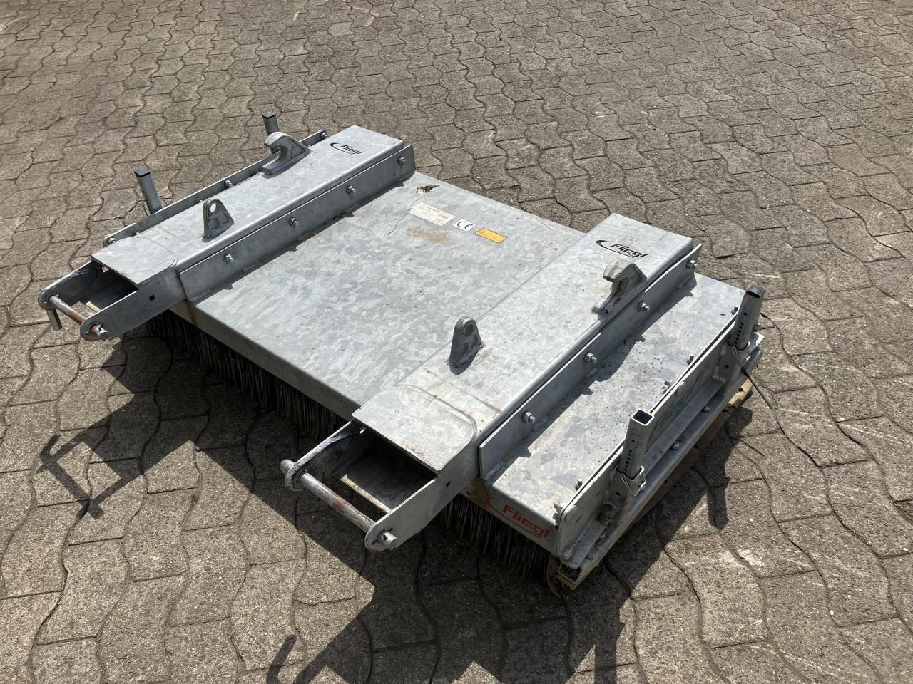 Fliegl Löwe 1,50m - Vassoura para Veículo municipal/ Especial: foto 4 Fliegl Löwe 1,50m - Vassoura para Veículo municipal/ Especial: foto 4