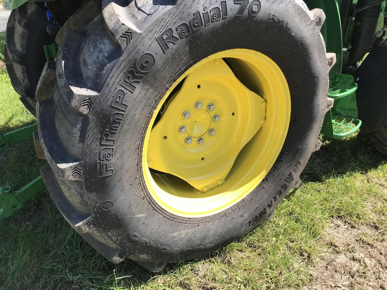 Trator John Deere 5075E: foto 8