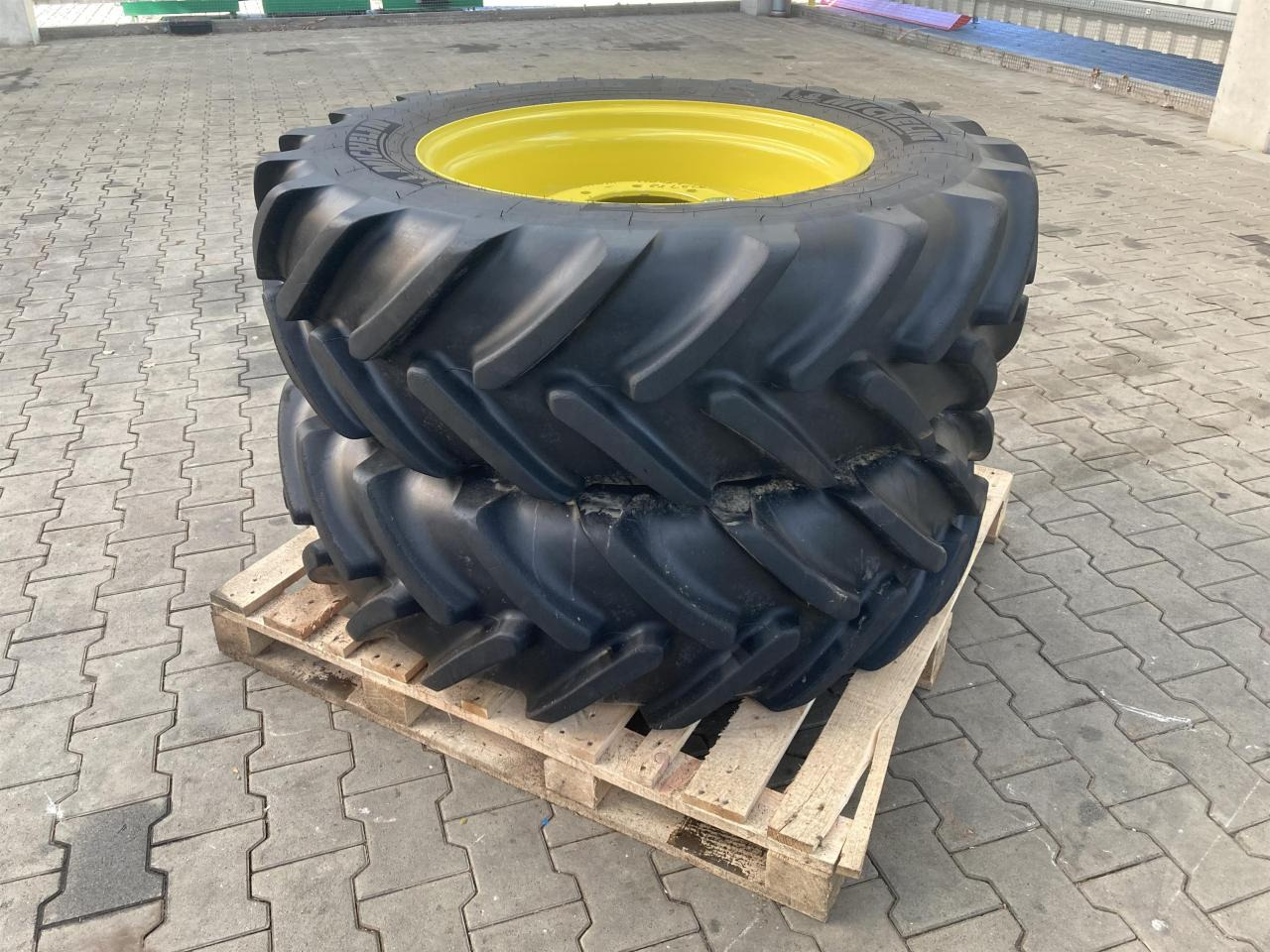 Michelin 380/70R28 - Pneu para Máquina agrícola: foto 1 Michelin 380/70R28 - Pneu para Máquina agrícola: foto 1