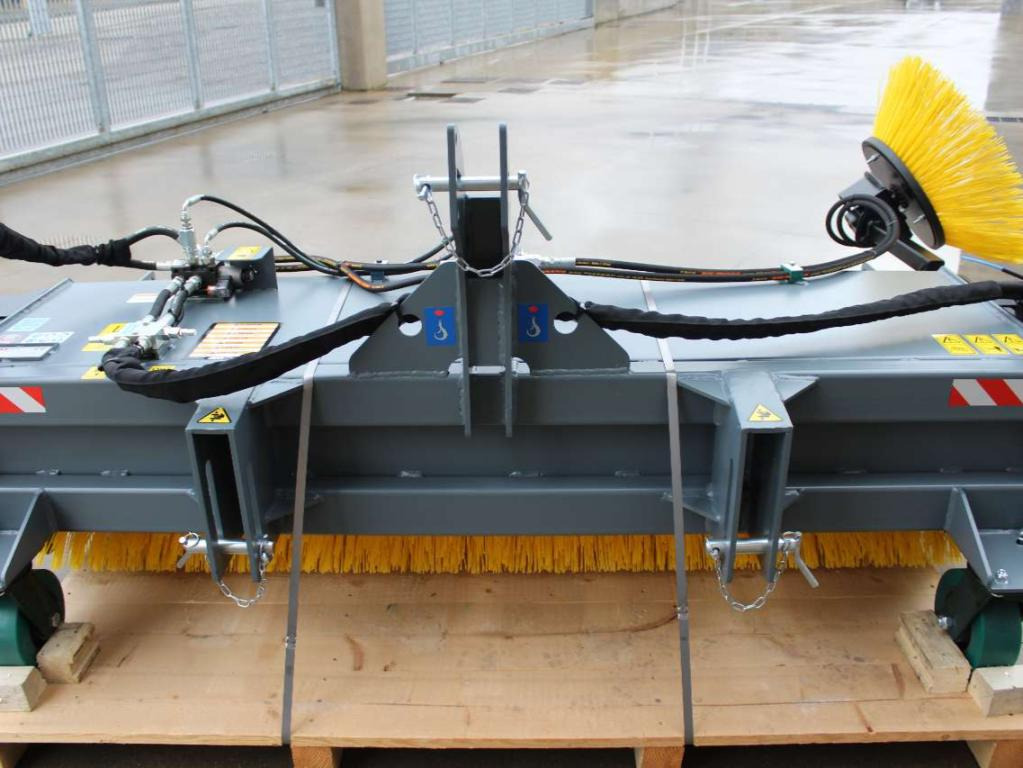 CM Crusher CBS 150 Sweeping Bucket - Vassoura para Mini pá carregadora: foto 2 CM Crusher CBS 150 Sweeping Bucket - Vassoura para Mini pá carregadora: foto 2