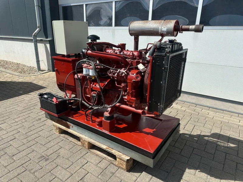 Iveco 8041 I 06.55 Leroy Somer 45 KVA noodstroom generatorset as New ! 104 hours - Gerador elétrico: foto 1 Iveco 8041 I 06.55 Leroy Somer 45 KVA noodstroom generatorset as New ! 104 hours - Gerador elétrico: foto 1
