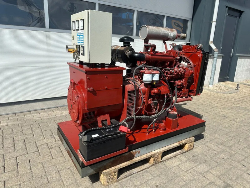 Iveco 8041 I 06.55 Leroy Somer 45 KVA noodstroom generatorset as New ! 104 hours - Gerador elétrico: foto 3 Iveco 8041 I 06.55 Leroy Somer 45 KVA noodstroom generatorset as New ! 104 hours - Gerador elétrico: foto 3