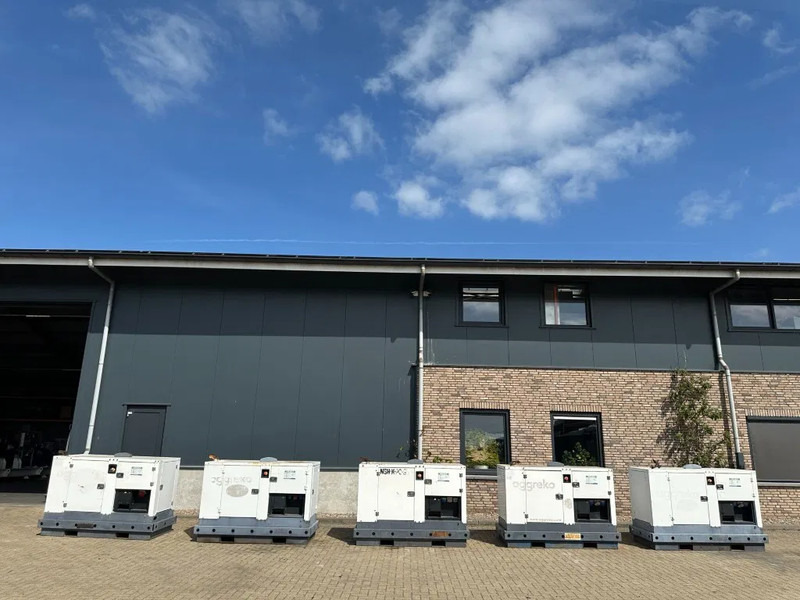 Iveco FPT F32 AM1A Leroy Somer 32 kVA Silent generatorset 129 hours ! - Gerador elétrico: foto 2 Iveco FPT F32 AM1A Leroy Somer 32 kVA Silent generatorset 129 hours ! - Gerador elétrico: foto 2