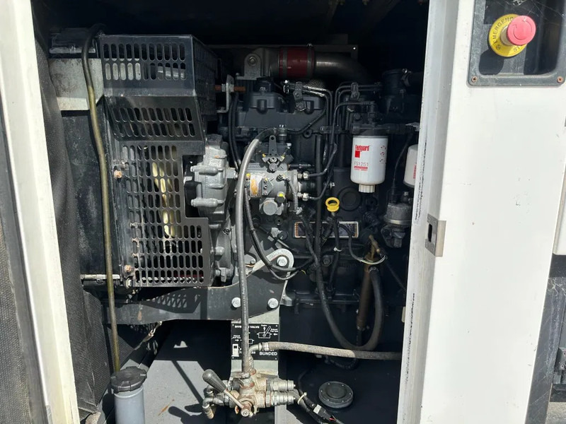 Iveco FPT F32 AM1A Leroy Somer 32 kVA Silent generatorset 39 hours ! - Gerador elétrico: foto 4 Iveco FPT F32 AM1A Leroy Somer 32 kVA Silent generatorset 39 hours ! - Gerador elétrico: foto 4