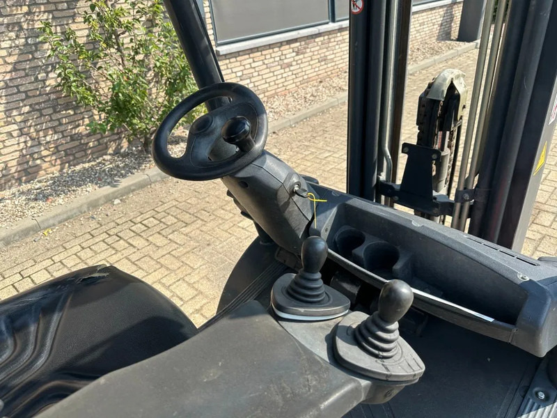 Empilhador a gás Linde H25T 2.5 ton Triplex Freelift Sideshift LPG Heftruck: foto 9 Empilhador a gás Linde H25T 2.5 ton Triplex Freelift Sideshift LPG Heftruck: foto 9