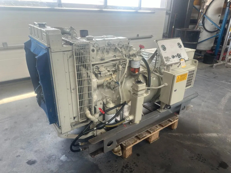 Gerador elétrico Perkins T4.236 60 kVA noodstroom generatorset as New ! 256 hours !: foto 10 Gerador elétrico Perkins T4.236 60 kVA noodstroom generatorset as New ! 256 hours !: foto 10