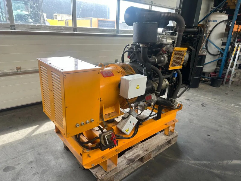 Perkins T4.236 SDMO Leroy Somer 60 kVA noodstroom generatorset 148 hours ! - Gerador elétrico: foto 2 Perkins T4.236 SDMO Leroy Somer 60 kVA noodstroom generatorset 148 hours ! - Gerador elétrico: foto 2