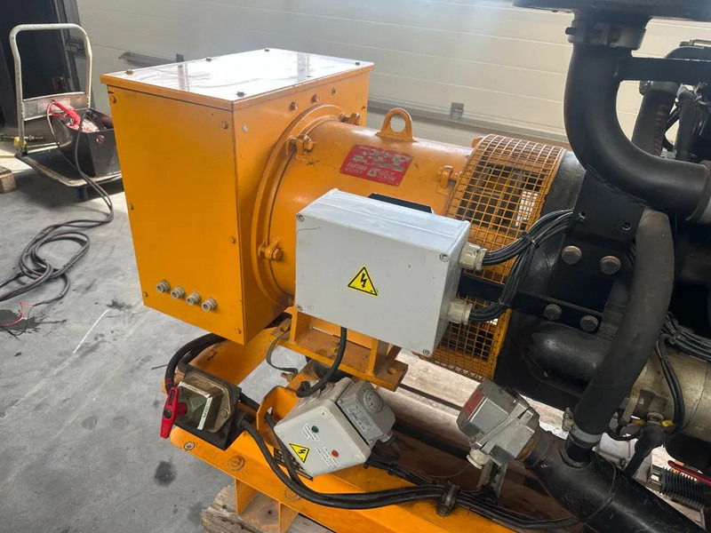Perkins T4.236 SDMO Leroy Somer 60 kVA noodstroom generatorset 148 hours ! - Gerador elétrico: foto 4 Perkins T4.236 SDMO Leroy Somer 60 kVA noodstroom generatorset 148 hours ! - Gerador elétrico: foto 4