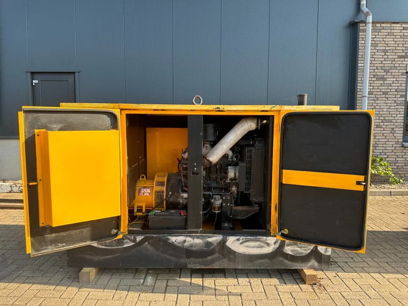 SDMO Perkins Leroy Somer 40 kVA Silent generatorset ex Emergency 206 hours ! - Gerador elétrico: foto 5 SDMO Perkins Leroy Somer 40 kVA Silent generatorset ex Emergency 206 hours ! - Gerador elétrico: foto 5