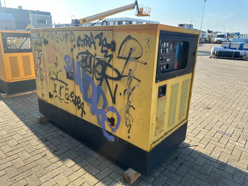 SDMO Perkins Leroy Somer 40 kVA Silent generatorset ex Emergency 206 hours ! - Gerador elétrico: foto 4 SDMO Perkins Leroy Somer 40 kVA Silent generatorset ex Emergency 206 hours ! - Gerador elétrico: foto 4