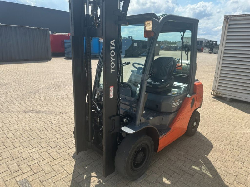Toyota 2.5 ton Tonero 25 Triplex Freelift Sideshift LPG Heftruck - Empilhador a gás: foto 4 Toyota 2.5 ton Tonero 25 Triplex Freelift Sideshift LPG Heftruck - Empilhador a gás: foto 4
