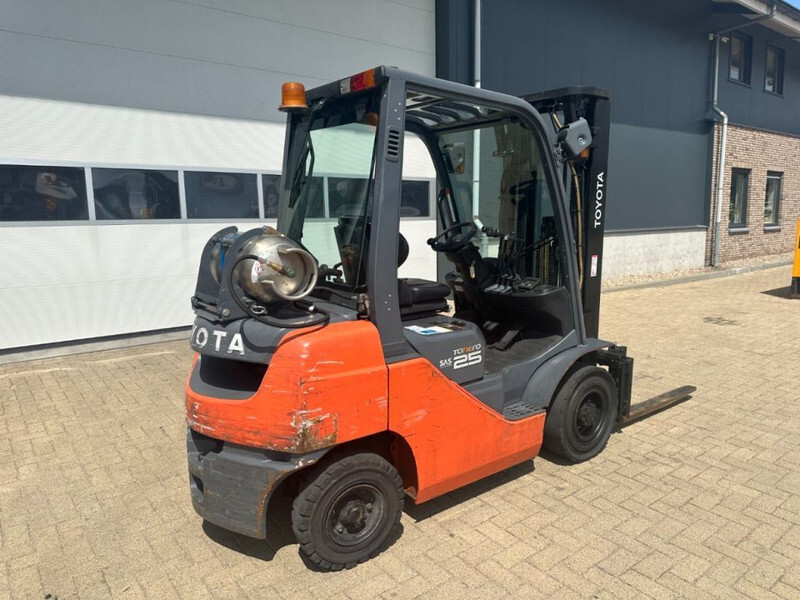 Toyota 2.5 ton Tonero 25 Triplex Freelift Sideshift LPG Heftruck - Empilhador a gás: foto 5 Toyota 2.5 ton Tonero 25 Triplex Freelift Sideshift LPG Heftruck - Empilhador a gás: foto 5