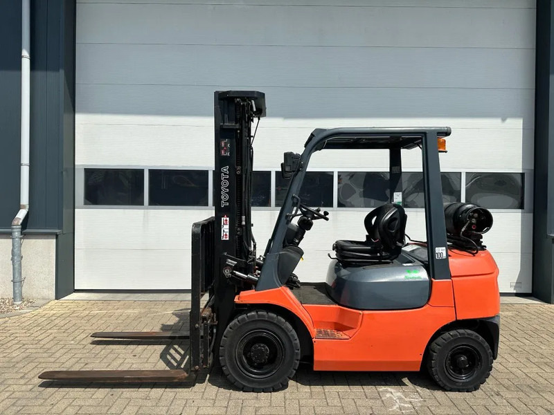 Toyota 2.5 ton Triplex Freelift Sideshift LPG Heftruck - Empilhador a gás: foto 2 Toyota 2.5 ton Triplex Freelift Sideshift LPG Heftruck - Empilhador a gás: foto 2