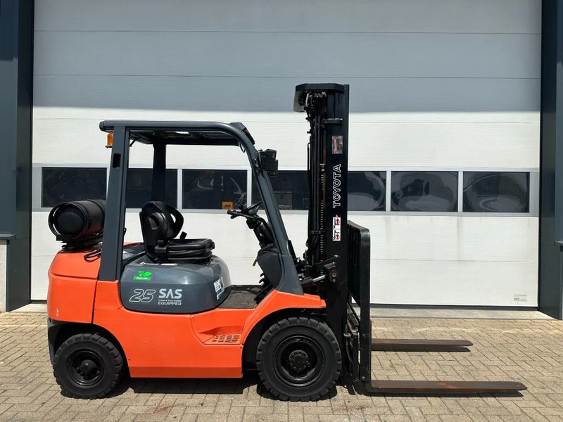 Toyota 2.5 ton Triplex Freelift Sideshift LPG Heftruck - Empilhador a gás: foto 1 Toyota 2.5 ton Triplex Freelift Sideshift LPG Heftruck - Empilhador a gás: foto 1