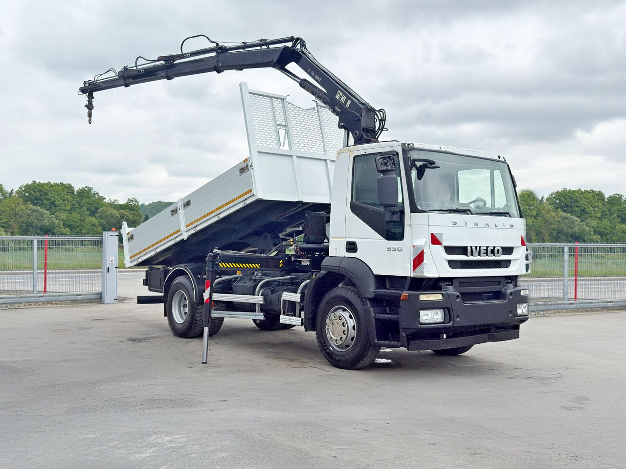 Iveco STRALIS 330 *HIAB 144 BS-3 HIDUO* TOPZUSTAND - Camião basculante, Camião grua: foto 2 Iveco STRALIS 330 *HIAB 144 BS-3 HIDUO* TOPZUSTAND - Camião basculante, Camião grua: foto 2