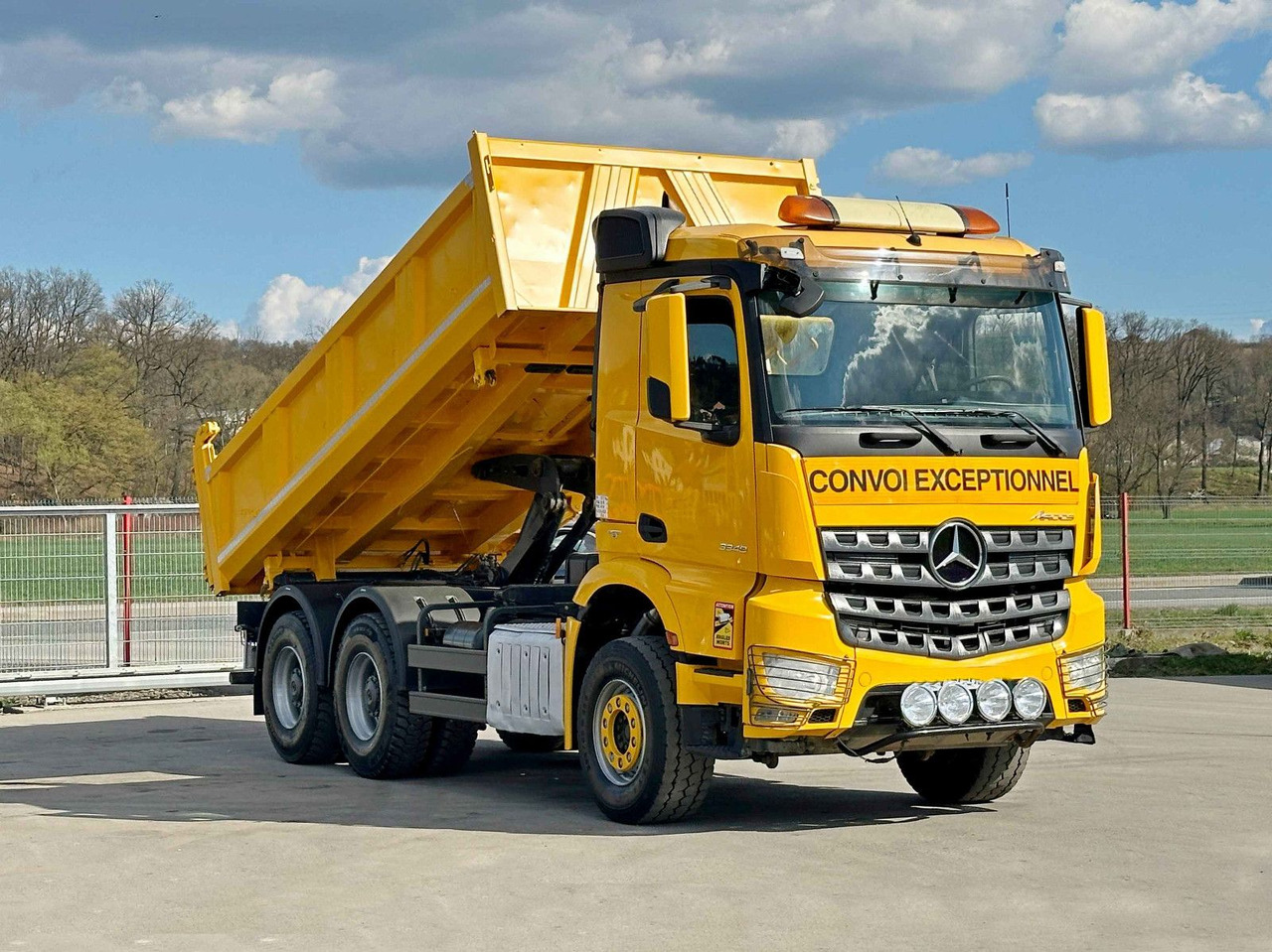 Mercedes-Benz AROCS 3348* KIPPER 5,20 + BORDMATIC / 6x4 - Camião basculante: foto 1 Mercedes-Benz AROCS 3348* KIPPER 5,20 + BORDMATIC / 6x4 - Camião basculante: foto 1