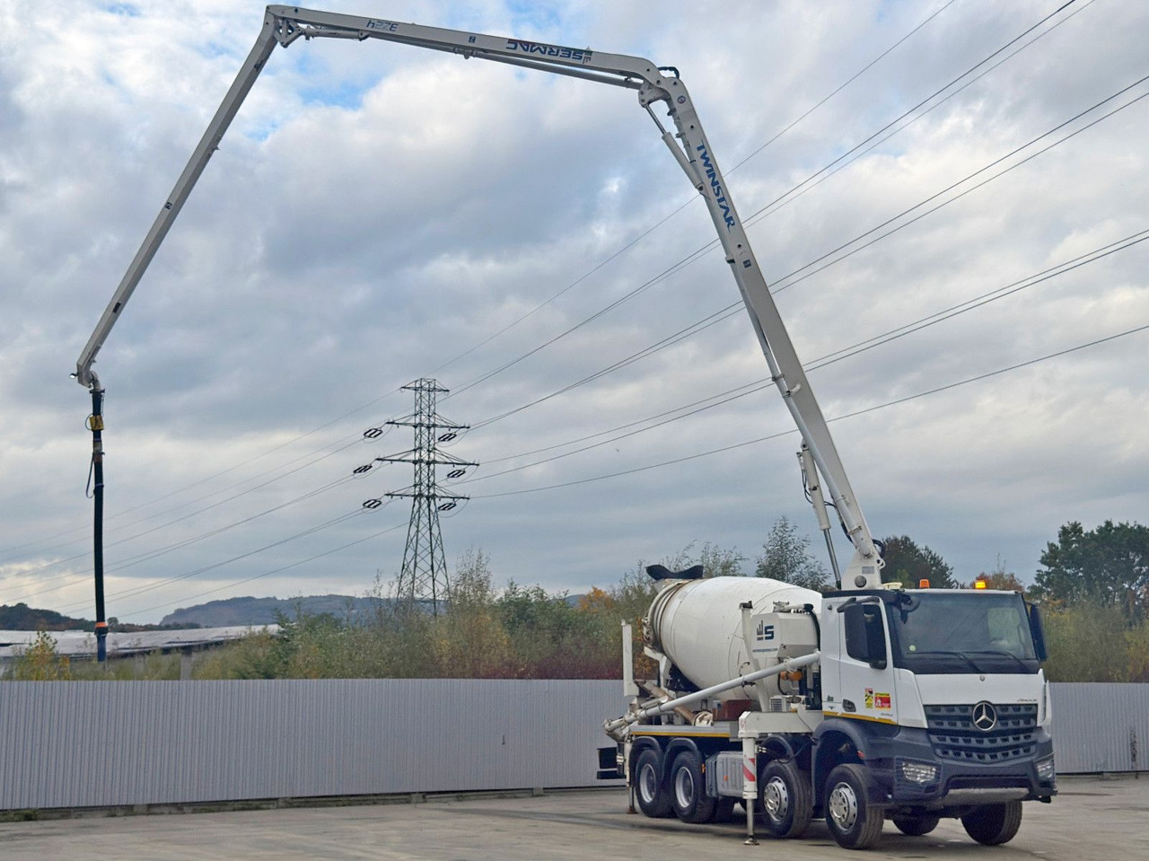 Mercedes-Benz AROCS 3743 * Betonpumpe + FUNK * 8x4 * TOP - Autobomba de betão: foto 3 Mercedes-Benz AROCS 3743 * Betonpumpe + FUNK * 8x4 * TOP - Autobomba de betão: foto 3