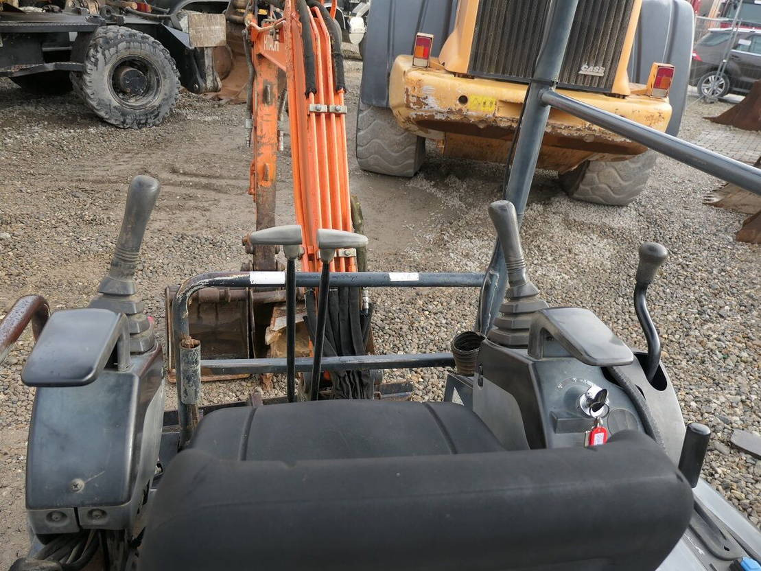Mini escavadeira Hitachi ZX17 U-2: foto 8