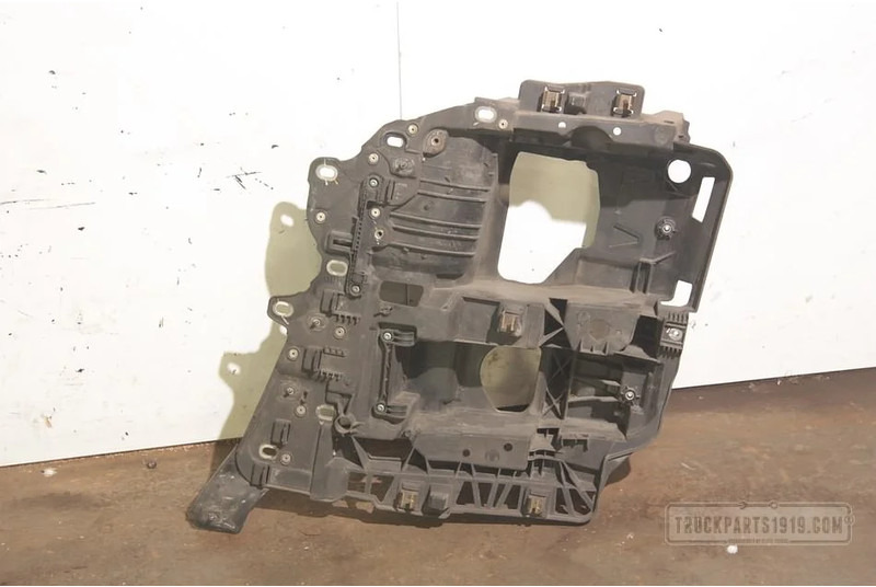 MAN Body & Chassis Parts Koplamp drager Li. - Canto do pára-choque para Camião: foto 1 MAN Body & Chassis Parts Koplamp drager Li. - Canto do pára-choque para Camião: foto 1