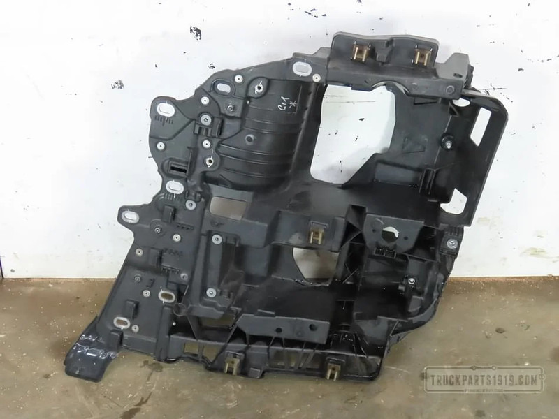 MAN Body & Chassis Parts Koplamp drager Li. - Canto do pára-choque para Camião: foto 1 MAN Body & Chassis Parts Koplamp drager Li. - Canto do pára-choque para Camião: foto 1