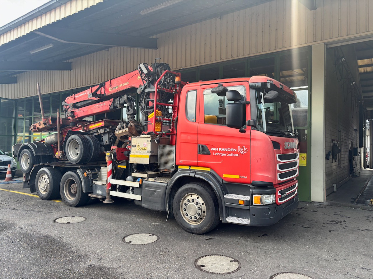 SCANIA G490 6x2 - Camião de transporte de madeira, Camião grua: foto 1 SCANIA G490 6x2 - Camião de transporte de madeira, Camião grua: foto 1
