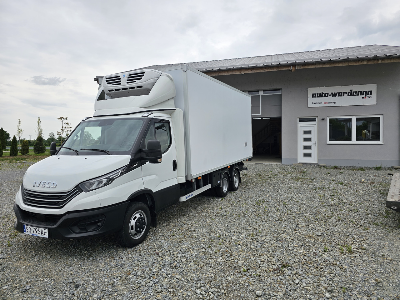 IVECO Daily BE-Truck 35S18H A8 180 PS Kühlkoffer 7.000kg Gesamtgewicht - Camião frigorífico: foto 1 IVECO Daily BE-Truck 35S18H A8 180 PS Kühlkoffer 7.000kg Gesamtgewicht - Camião frigorífico: foto 1