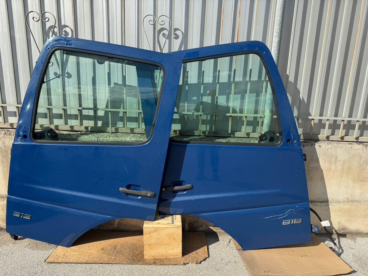 DOOR MERCEDES ATEGO 4 (LEFT AND RIGHT) - Cabine e interior: foto 1 DOOR MERCEDES ATEGO 4 (LEFT AND RIGHT) - Cabine e interior: foto 1