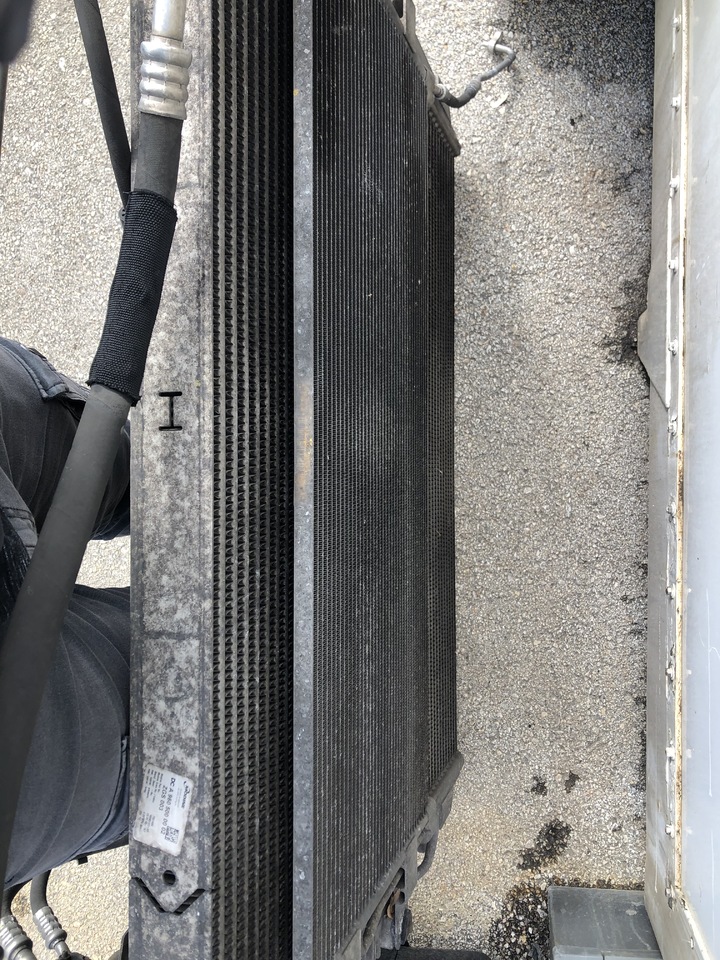 RADIATOR,INTERCOOLER,ADBLUE CONTAINER ACTROS MP4 - Radiador para Camião: foto 5 RADIATOR,INTERCOOLER,ADBLUE CONTAINER ACTROS MP4 - Radiador para Camião: foto 5