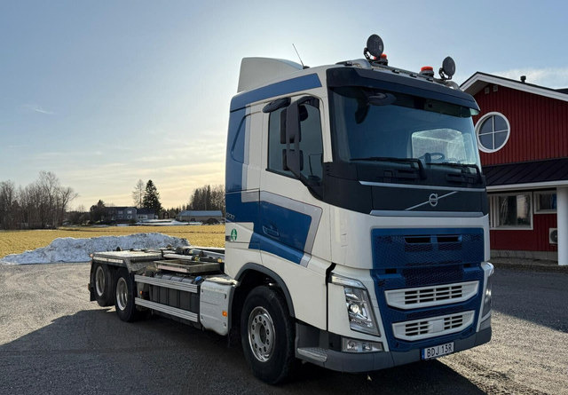 Volvo FH500 koukkuauto vain 493 tkm - Camião polibenne: foto 2 Volvo FH500 koukkuauto vain 493 tkm - Camião polibenne: foto 2
