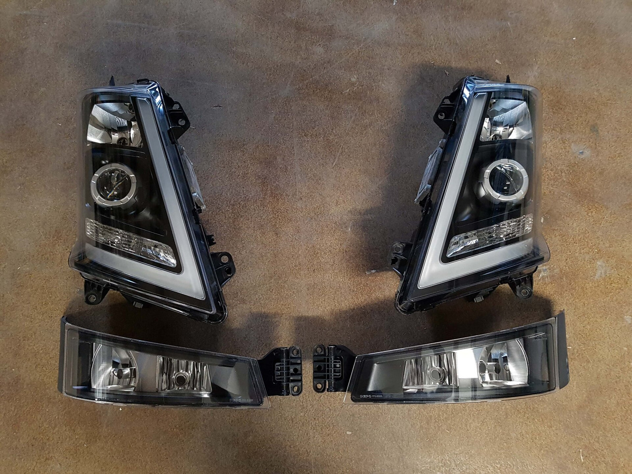 COMPLETE SET VOOR VOLVO FH4 (FH16 LOOK) DEPO XENON KOPLAMPEN + MISTLAMPEN LINKS EN RECHTS. 000126 - Farol nevoeiro para Camião: foto 1 COMPLETE SET VOOR VOLVO FH4 (FH16 LOOK) DEPO XENON KOPLAMPEN + MISTLAMPEN LINKS EN RECHTS. 000126 - Farol nevoeiro para Camião: foto 1