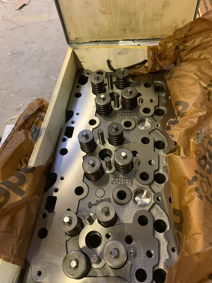 DAF XF95 EURO 3 ASSEMBLED CYLINDER HEAD FULL VALVE 1671514 - Cabeça do motor para Camião: foto 3 DAF XF95 EURO 3 ASSEMBLED CYLINDER HEAD FULL VALVE 1671514 - Cabeça do motor para Camião: foto 3