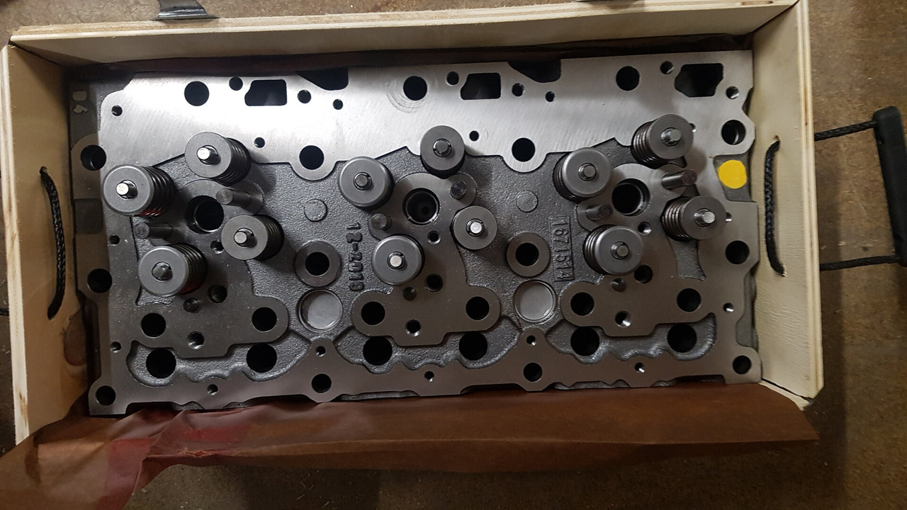 DAF XF95 EURO 3 ASSEMBLED CYLINDER HEAD FULL VALVE 1671514 - Cabeça do motor para Camião: foto 1 DAF XF95 EURO 3 ASSEMBLED CYLINDER HEAD FULL VALVE 1671514 - Cabeça do motor para Camião: foto 1