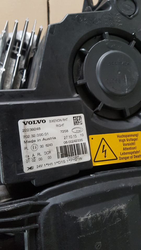 VOLVO FH4 XENON KOPLAMP RECHTS FH16 LOOK EG03404 GEBRUIKT 21221145U - Farol dianteira para Camião: foto 3 VOLVO FH4 XENON KOPLAMP RECHTS FH16 LOOK EG03404 GEBRUIKT 21221145U - Farol dianteira para Camião: foto 3