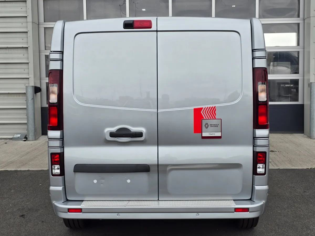 NEW Renault Trafic Exclusive 170BHP/150BHP Auto Highland Silver - Furgão: foto 3 NEW Renault Trafic Exclusive 170BHP/150BHP Auto Highland Silver - Furgão: foto 3