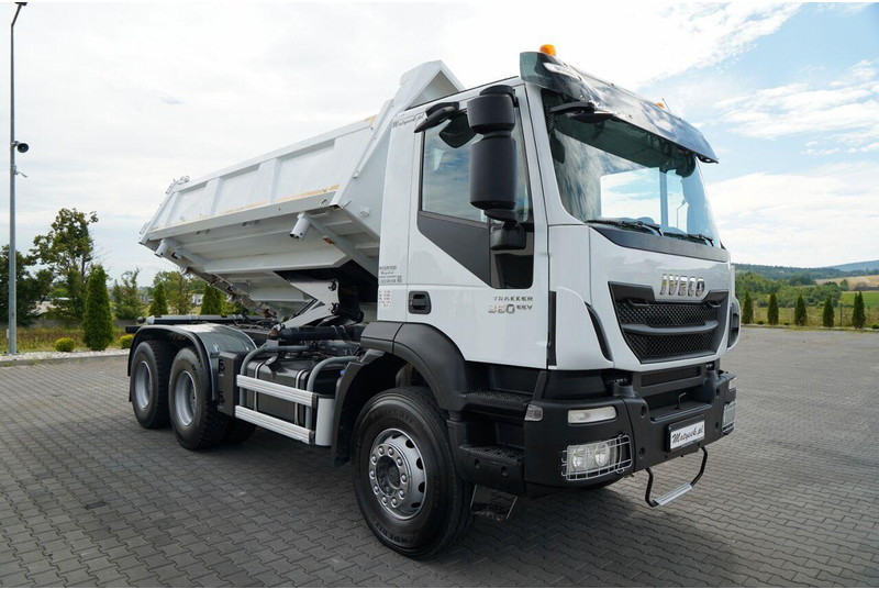 Camião basculante Iveco TRAKKER 360: foto 14