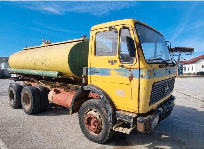 Mercedes-Benz 2219 6x4 Vízszállító Tartálykocsi - Camião cisterna: foto 1 Mercedes-Benz 2219 6x4 Vízszállító Tartálykocsi - Camião cisterna: foto 1