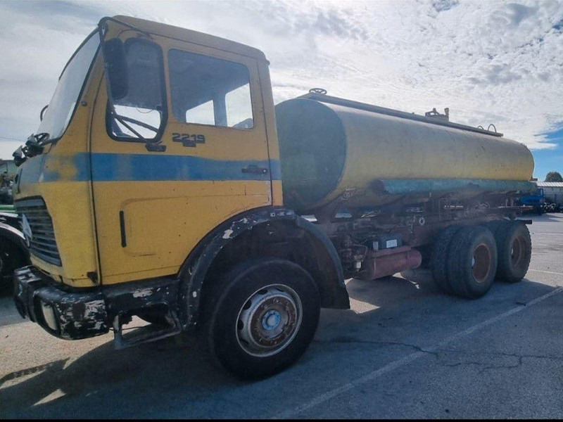 Mercedes-Benz 2219 6x4 Vízszállító Tartálykocsi - Camião cisterna: foto 2 Mercedes-Benz 2219 6x4 Vízszállító Tartálykocsi - Camião cisterna: foto 2