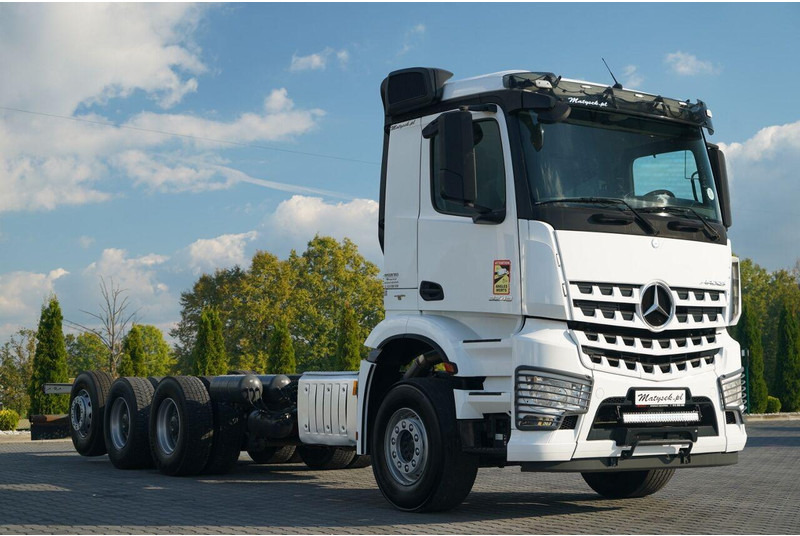 Mercedes-Benz AROCS 3248 / 8X4 / TRIDEM / RAMA POD ZABUDOWE 8 M / OŚ SKRETNA I - Camião chassi: foto 1 Mercedes-Benz AROCS 3248 / 8X4 / TRIDEM / RAMA POD ZABUDOWE 8 M / OŚ SKRETNA I - Camião chassi: foto 1