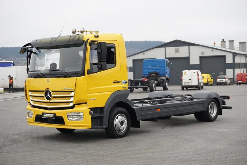 Mercedes-Benz ATEGO / 1224 / ACC / EURO 6 / PODWOZIE DO ZABUDOWY / DŁ. 4,8 M - Camião chassi: foto 2 Mercedes-Benz ATEGO / 1224 / ACC / EURO 6 / PODWOZIE DO ZABUDOWY / DŁ. 4,8 M - Camião chassi: foto 2