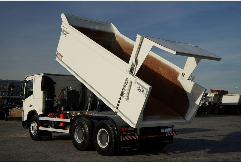 Volvo FMX 550 / 6x4 / WYWROTKA / WOZIDŁO / HARDOX / HYDRAULICZNA KLAPA - Camião basculante: foto 3 Volvo FMX 550 / 6x4 / WYWROTKA / WOZIDŁO / HARDOX / HYDRAULICZNA KLAPA - Camião basculante: foto 3