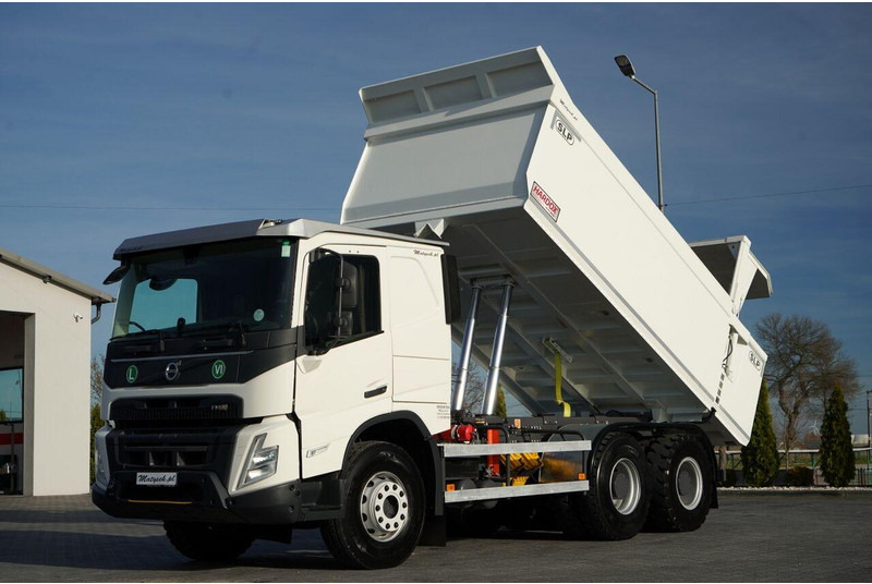 Volvo FMX 550 / 6x4 / WYWROTKA / WOZIDŁO / HARDOX / HYDRAULICZNA KLAPA - Camião basculante: foto 1 Volvo FMX 550 / 6x4 / WYWROTKA / WOZIDŁO / HARDOX / HYDRAULICZNA KLAPA - Camião basculante: foto 1