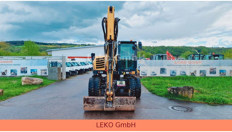 Yanmar B 95W Mit Drei Löffeln und Ein Hammer - Escavadeira de rodas: foto 2 Yanmar B 95W Mit Drei Löffeln und Ein Hammer - Escavadeira de rodas: foto 2