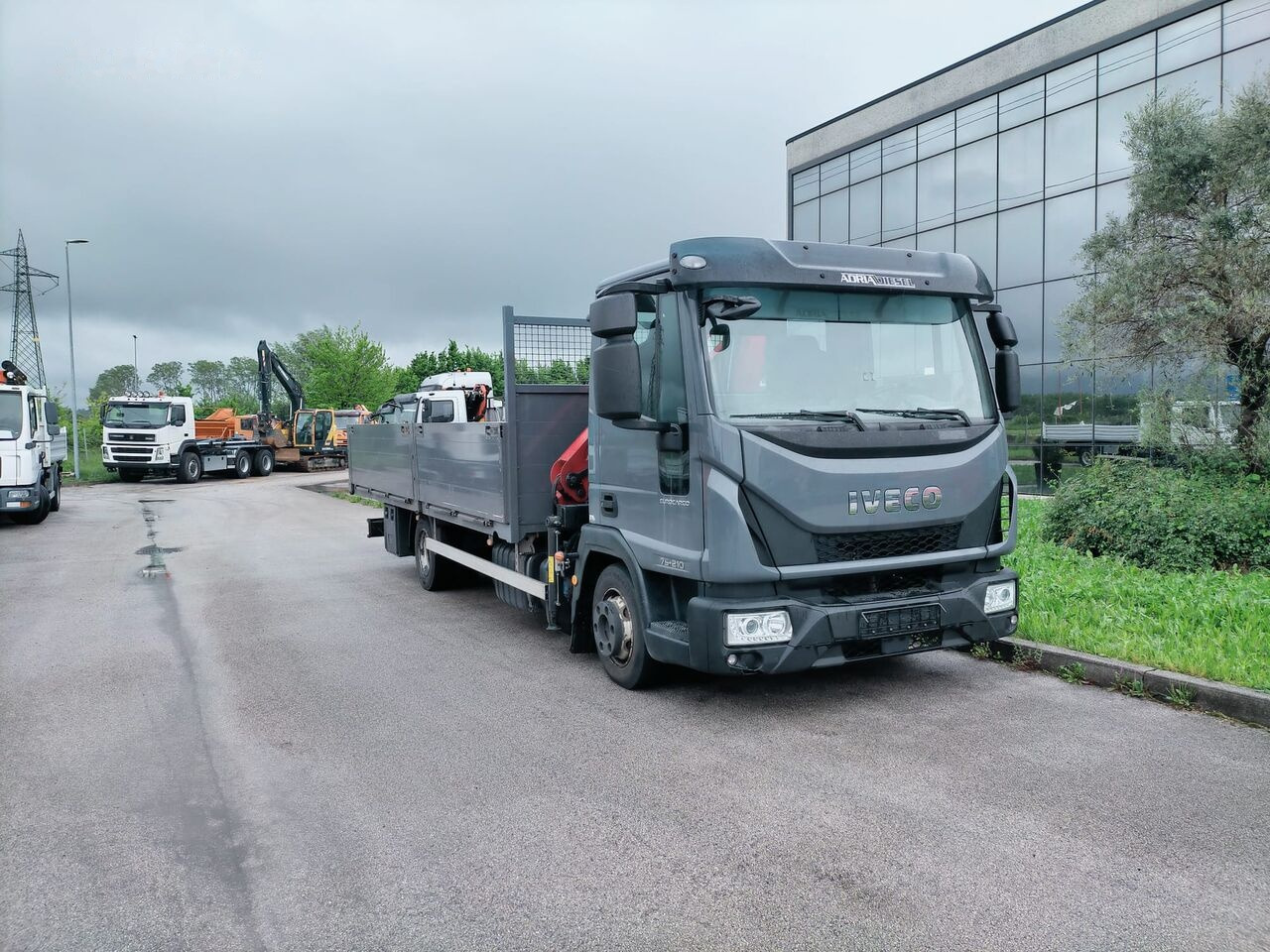 IVECO EuroCargo 75-210 - Camião de caixa aberta/ Plataforma, Camião grua: foto 1 IVECO EuroCargo 75-210 - Camião de caixa aberta/ Plataforma, Camião grua: foto 1