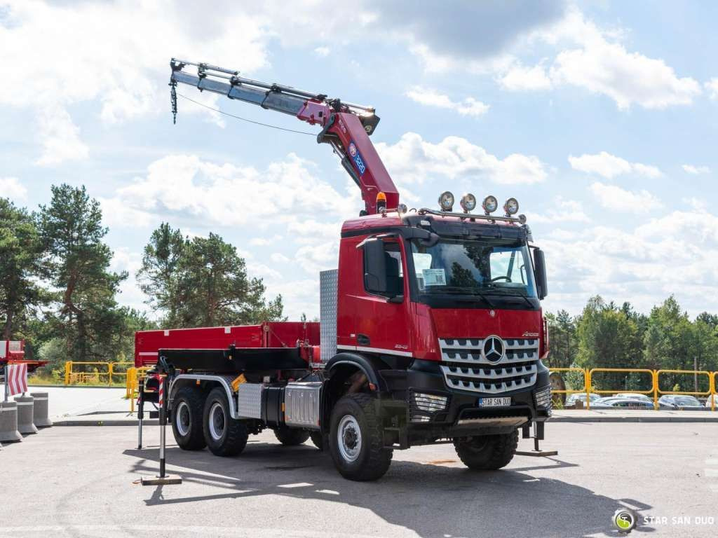 Mercedes-Benz AROCS 3345 6x6 HMF 3220 Winch Crane tipper - Camião grua: foto 2 Mercedes-Benz AROCS 3345 6x6 HMF 3220 Winch Crane tipper - Camião grua: foto 2