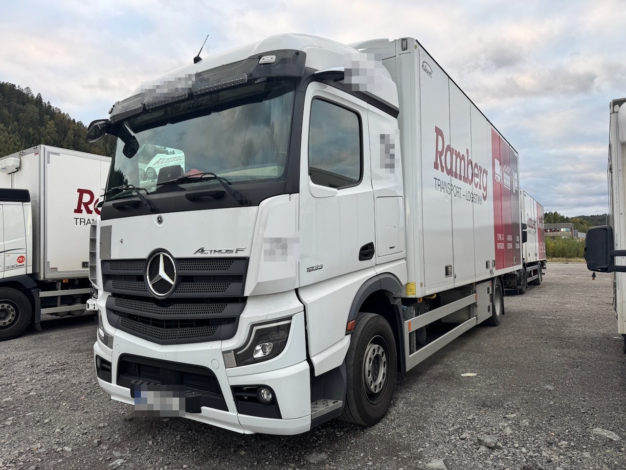 Mercedes Actros 1833 - Camião furgão: foto 1 Mercedes Actros 1833 - Camião furgão: foto 1
