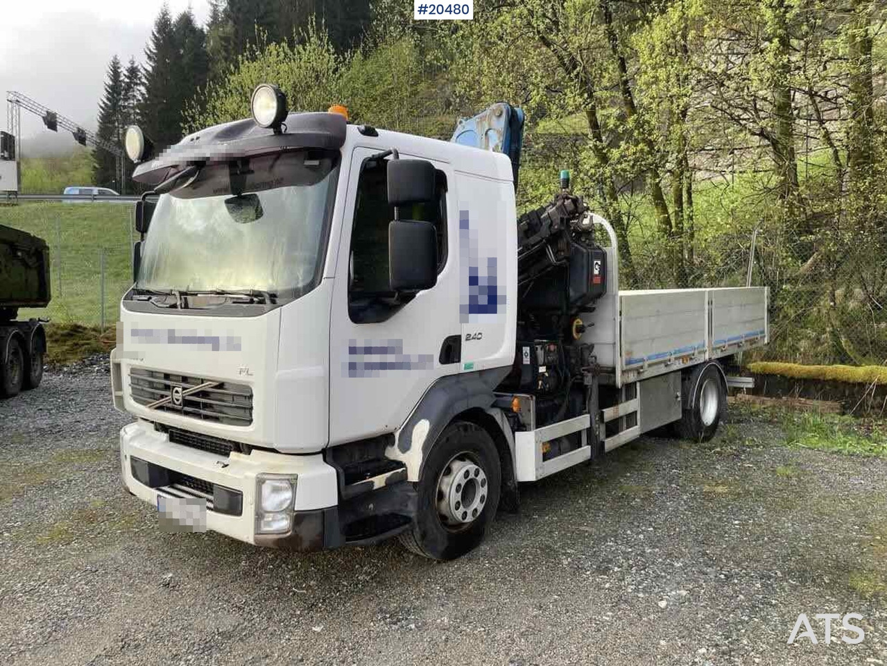 Volvo FL240 - Camião grua, Camião de caixa aberta/ Plataforma: foto 1 Volvo FL240 - Camião grua, Camião de caixa aberta/ Plataforma: foto 1